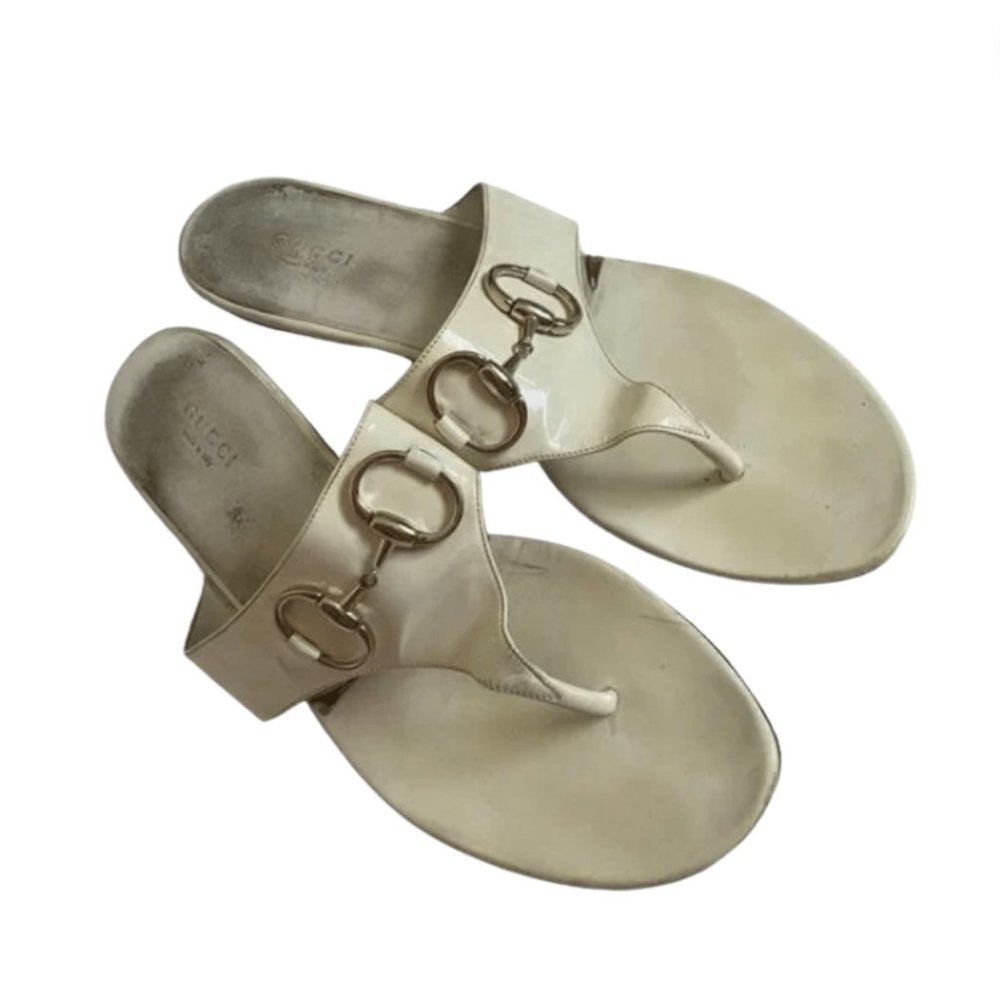 𝅺GUCCI cream patent leather horsebit flip flop sandals thongs size 39.5